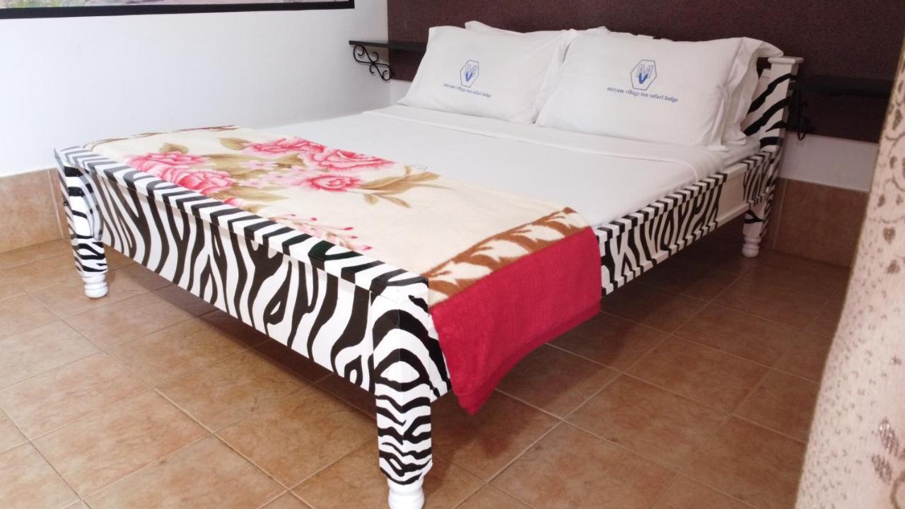 Miryams Village Inn Safari Lodge Sultan Hamud ภายนอก รูปภาพ