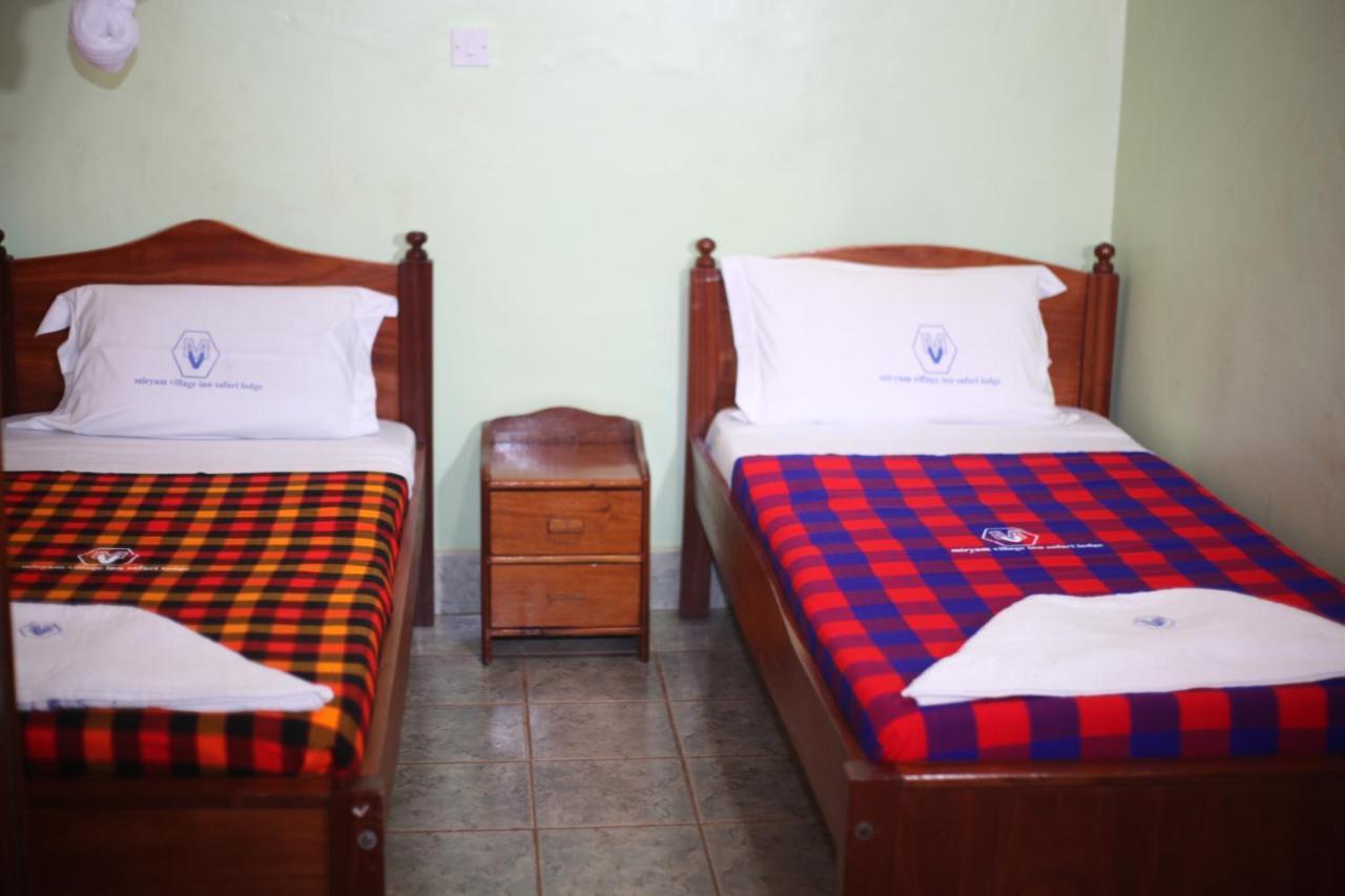 Miryams Village Inn Safari Lodge Sultan Hamud ภายนอก รูปภาพ